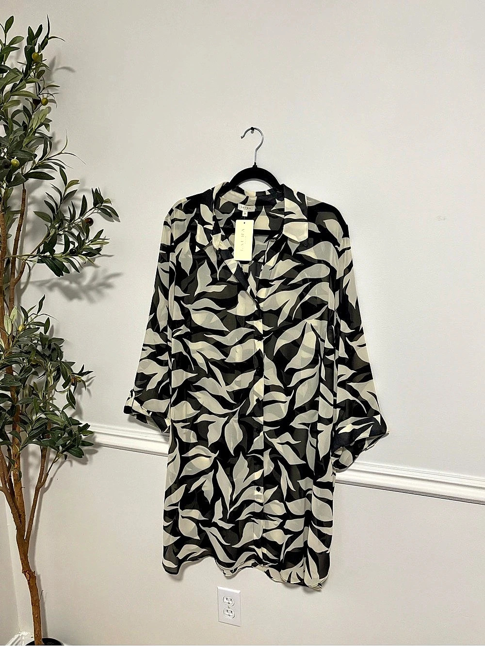 Laura Plus Abstract Print long blouse in Black & Cream Size 22 NWT